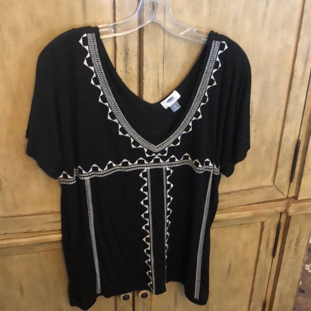 Old navy tribal black tee